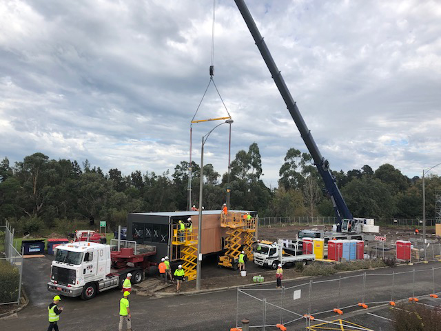 Cranes-lifting-modules-onto-site