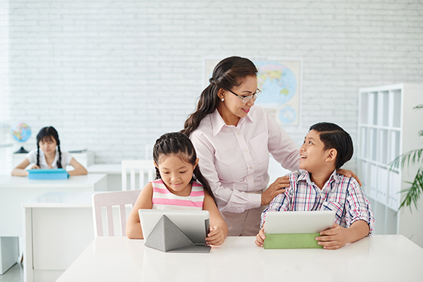 teacher's aide assisting students with study